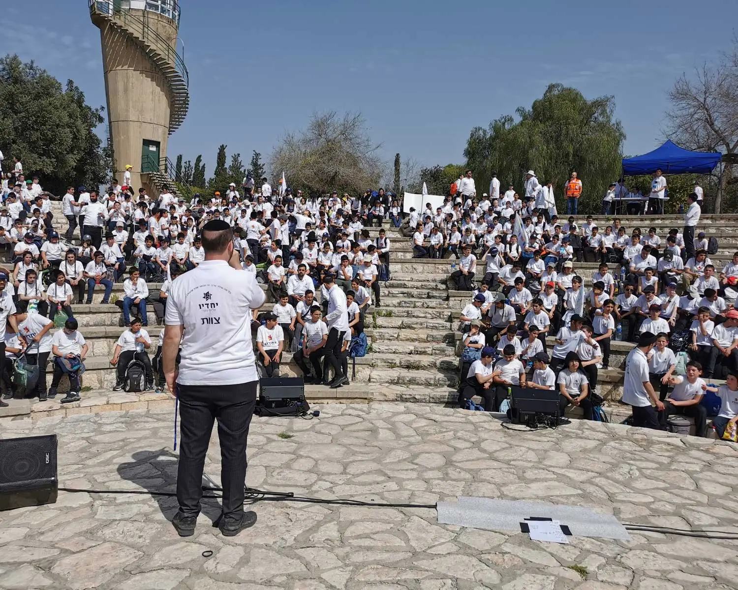 קבוצת ילדים מארגון הנוער יחדיו