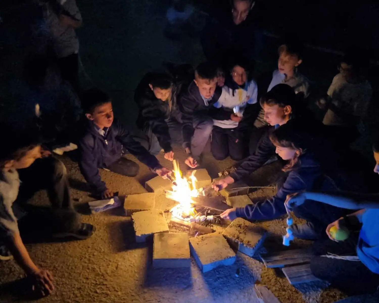 קבוצת ילדים מארגון הנוער יחדיו