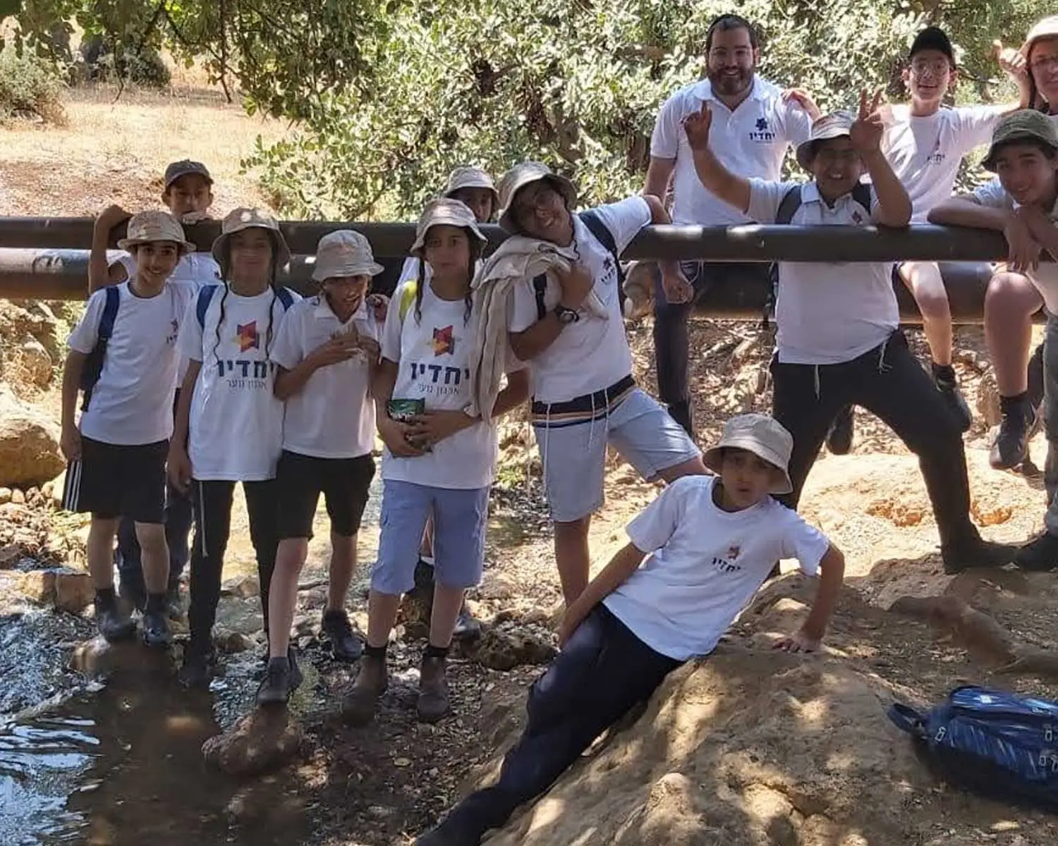 קבוצת ילדים מארגון הנוער יחדיו