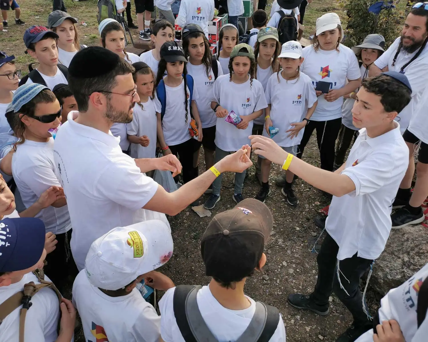 קבוצת ילדים מארגון הנוער יחדיו